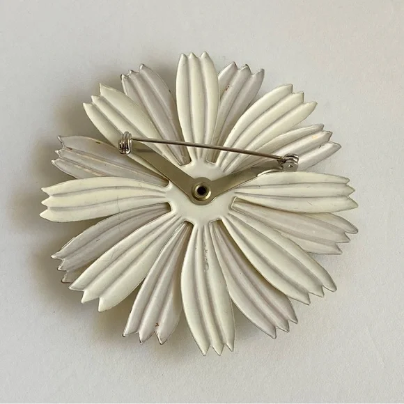 Vintage Enamel Daisy Brooch Sunburst Sunshine Pin 60s Retro Mod Yellow Tan Large - Picture 6 of 8